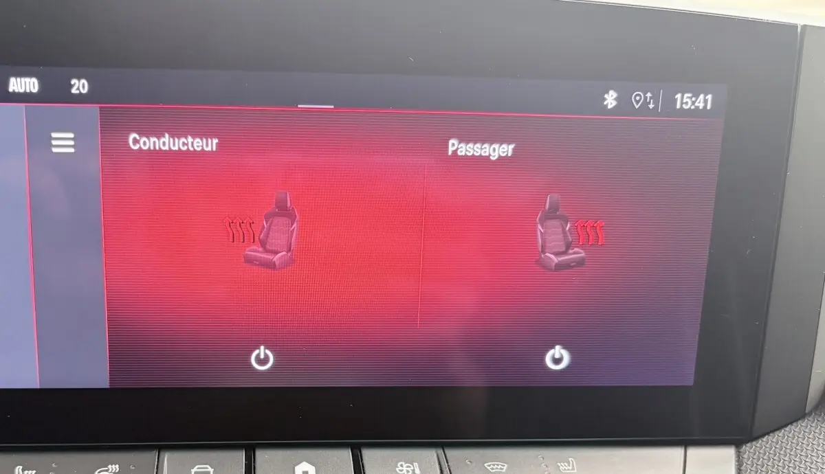 Écran tactile intérieur de l’Opel Astra blanc 2024 affichant le chauffage des sièges conducteur et passager.