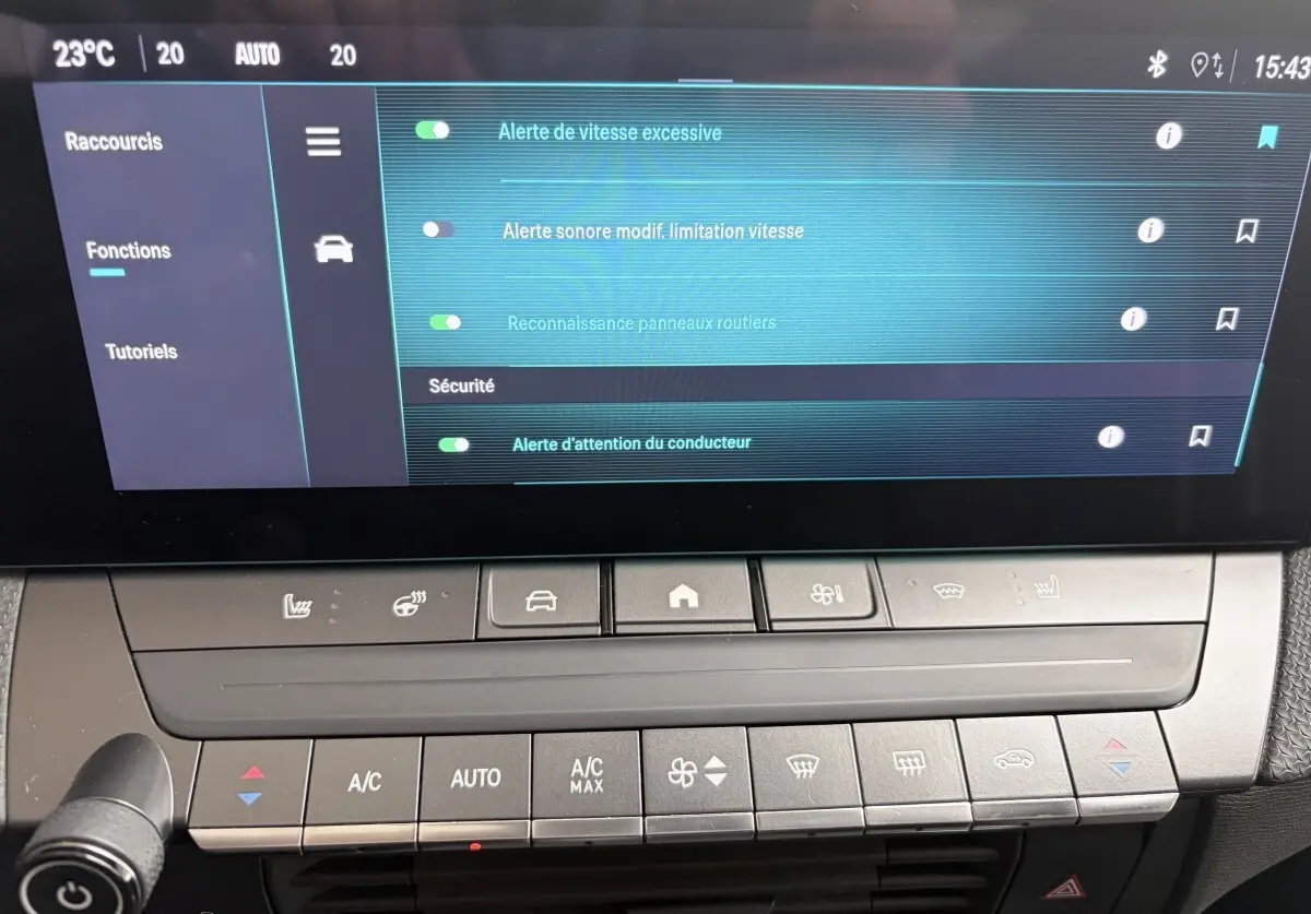 Écran tactile central de l’Opel Astra 2024 blanc affichant les options d’alerte et de sécurité conducteur.