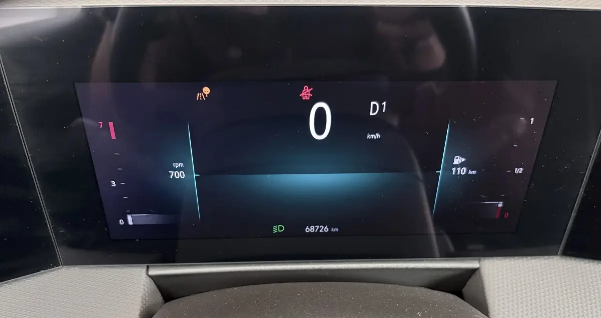 Gros plan sur le combiné d'instruments numérique de l'Opel Astra 2024 affichant la vitesse à 0 km/h et le compte-tours.