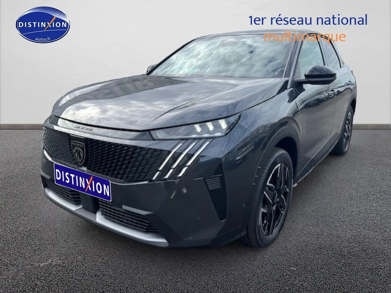 Peugeot 3008 gris titane en 3/4 avant droit, avec calandre noire et feux LED distinctifs.