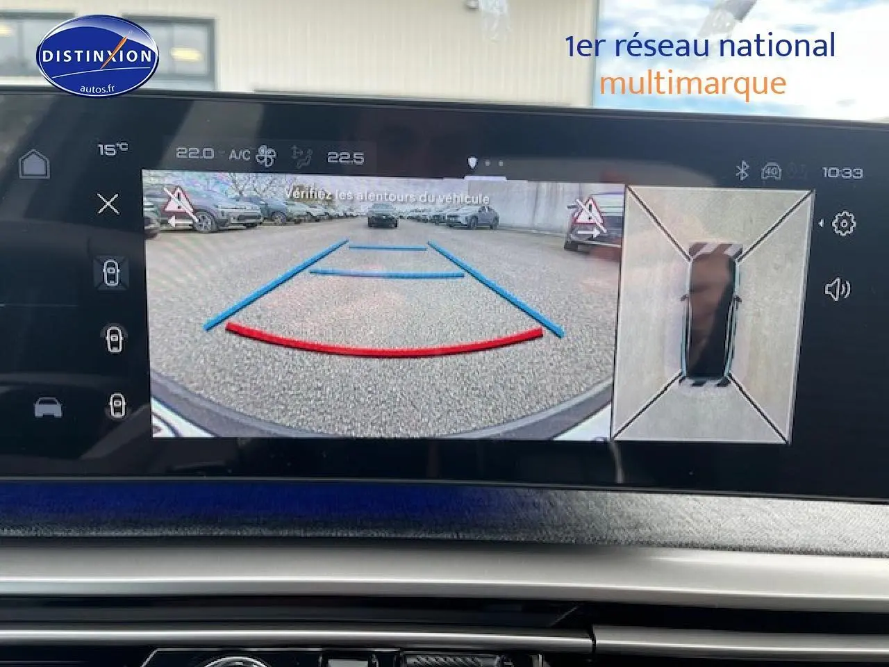 Écran tactile du Peugeot 3008 gris titane montrant la caméra de recul et la vue 360 degrés intérieure.