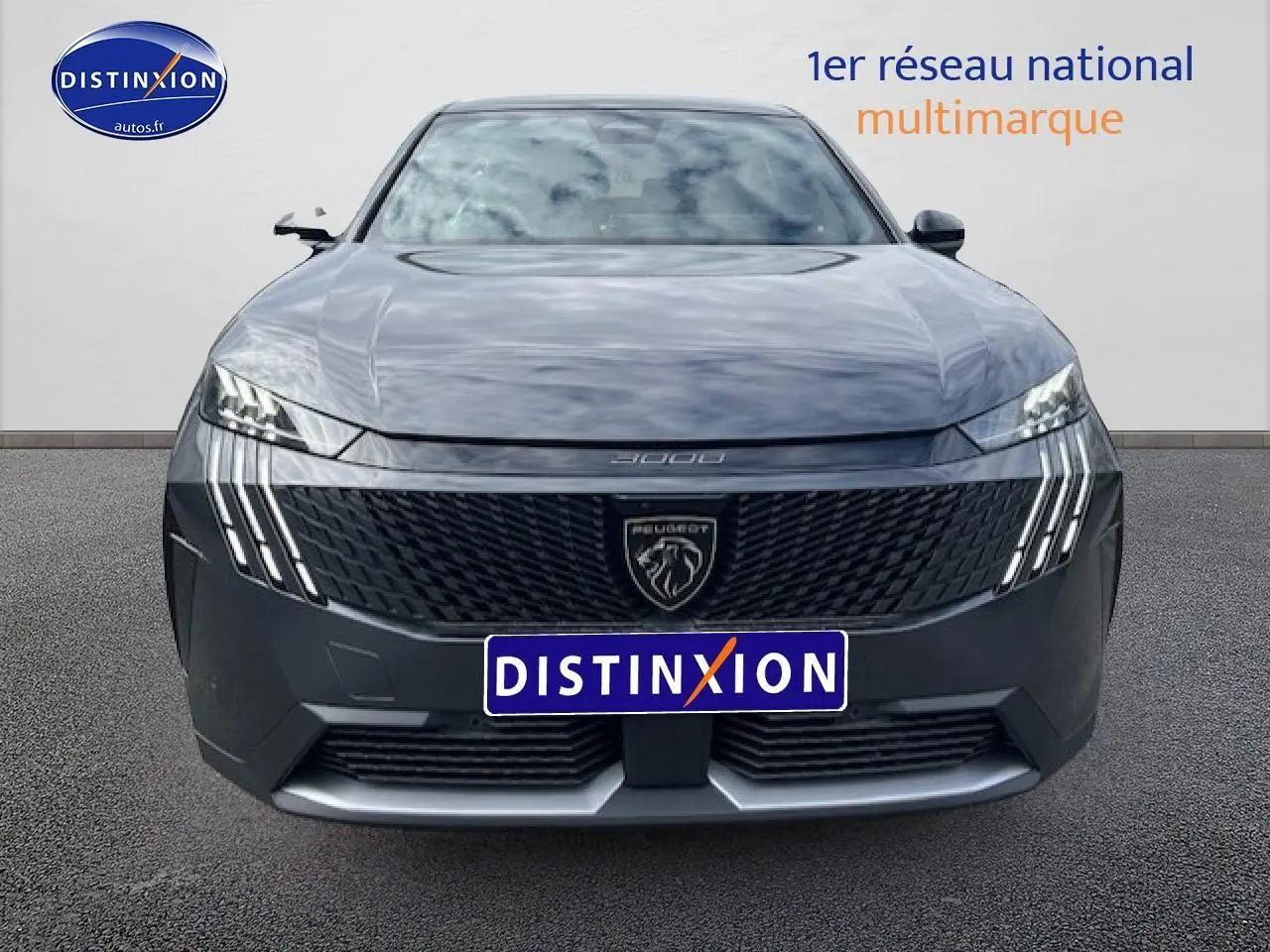 Vue frontale d'un Peugeot 3008 gris titane avec calandre noire et feux LED verticaux distinctifs.