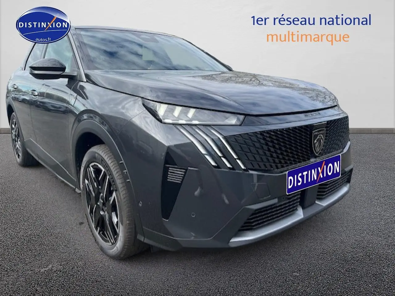 Peugeot 3008 gris titane en vue 3/4 avant droit, avec calandre noire et feux LED distinctifs.