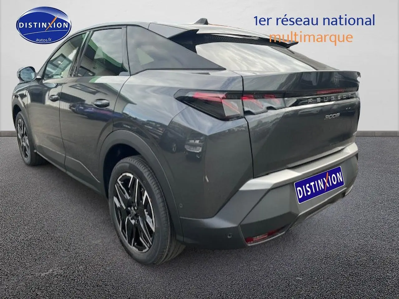 Peugeot 3008 gris titane en 3/4 arrière droit, avec feux LED et jantes alliage noires distinctives.