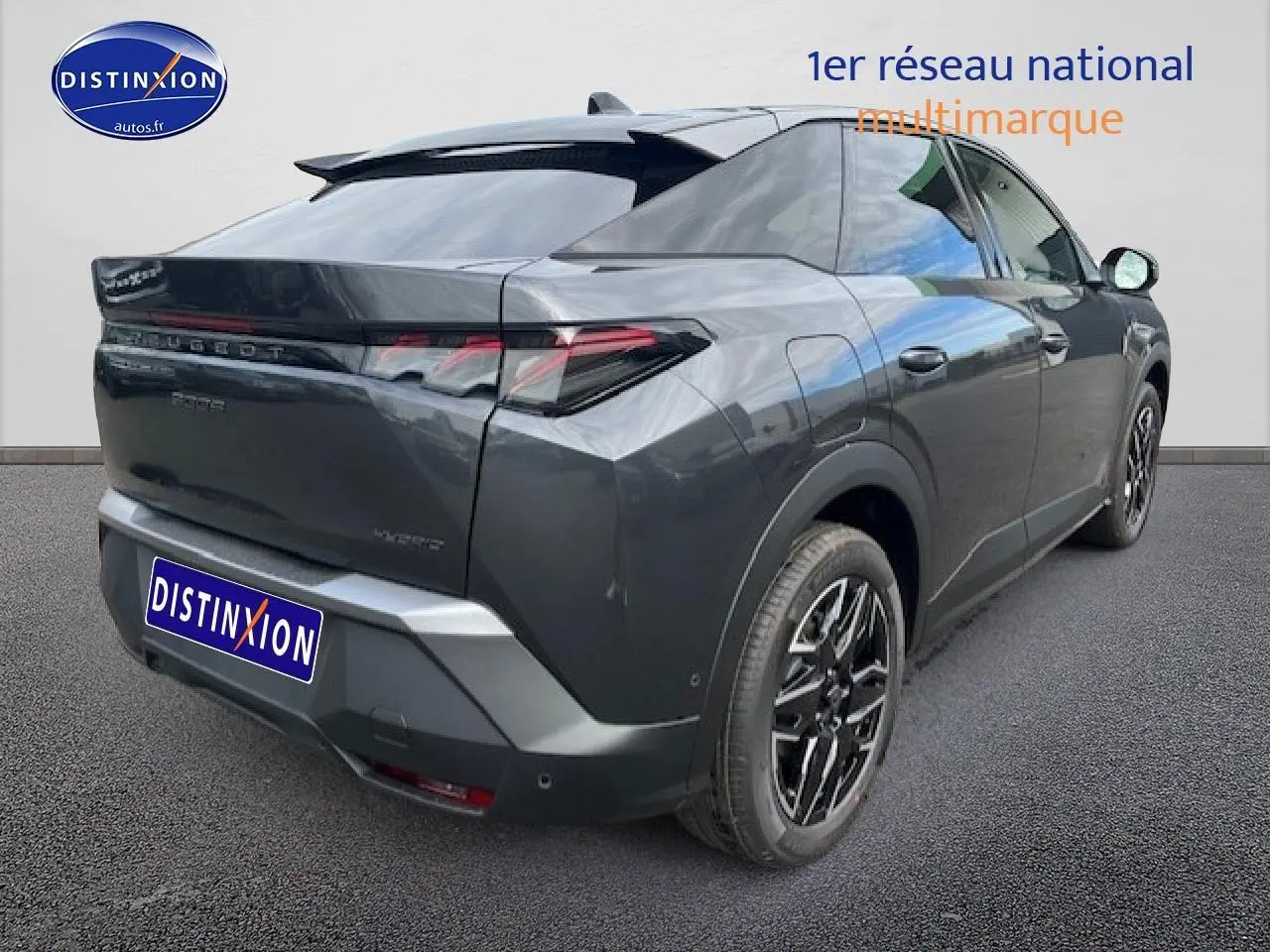 Vue 3/4 arrière droit du Peugeot 3008 gris titane avec jantes alliage et feux arrière LED distinctifs.