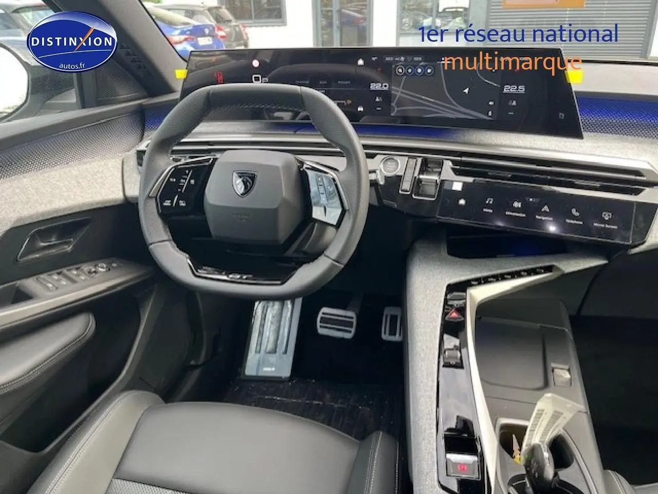 Vue intérieure avant du Peugeot 3008 gris titane 2025, volant multifonction et écran tactile panoramique visible.
