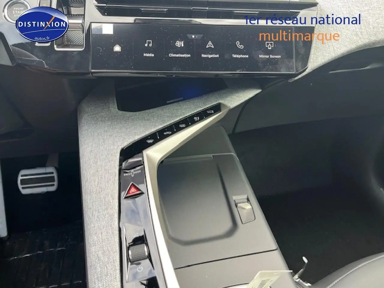 Vue intérieure centrée sur la console centrale et l'écran tactile du Peugeot 3008 gris titane, version hybride 2025.