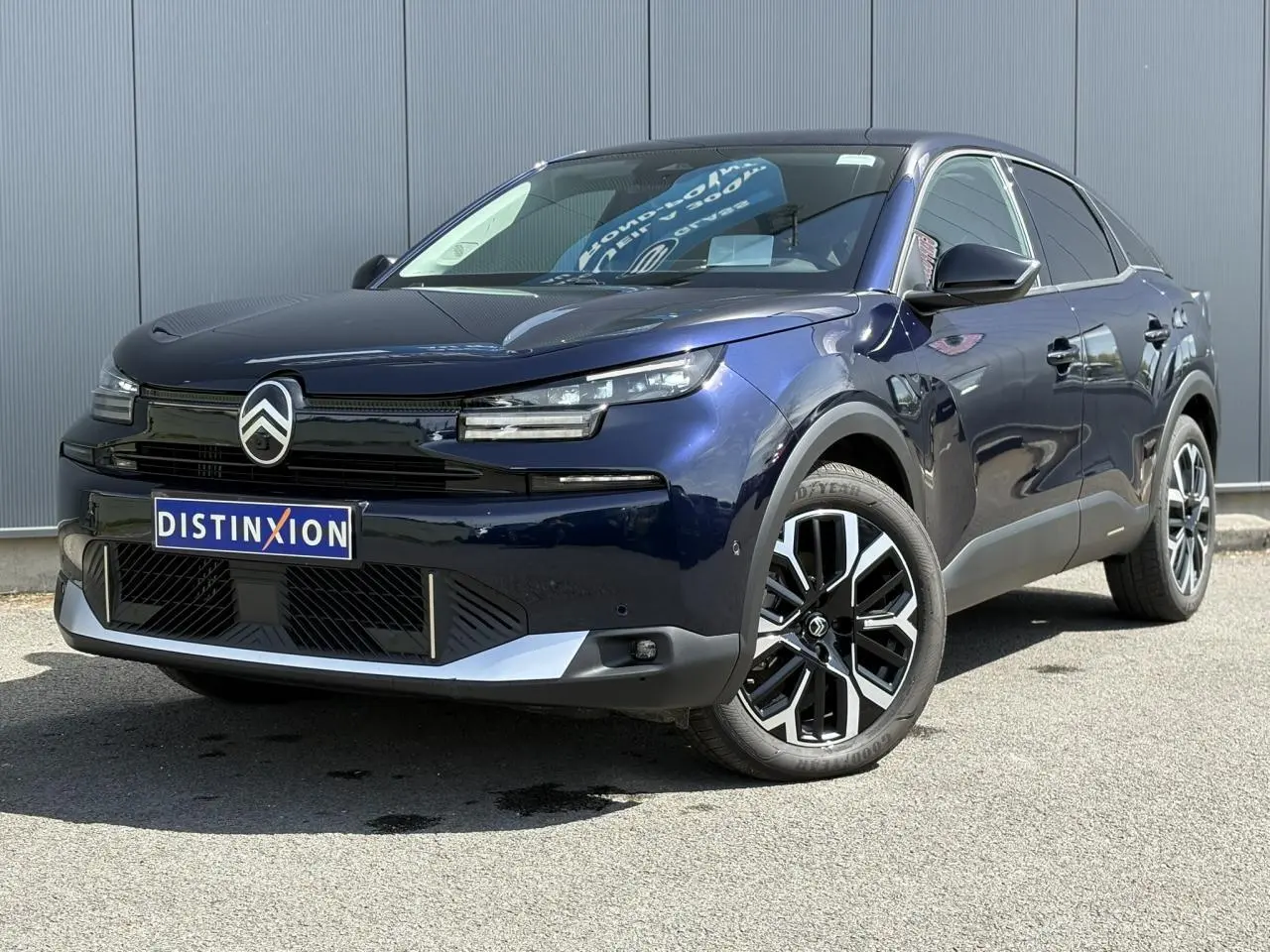 Citroën C4 Hybrid 145 bleu Eclipse en 3/4 avant droit, avec jantes alliage et calandre noire brillante.