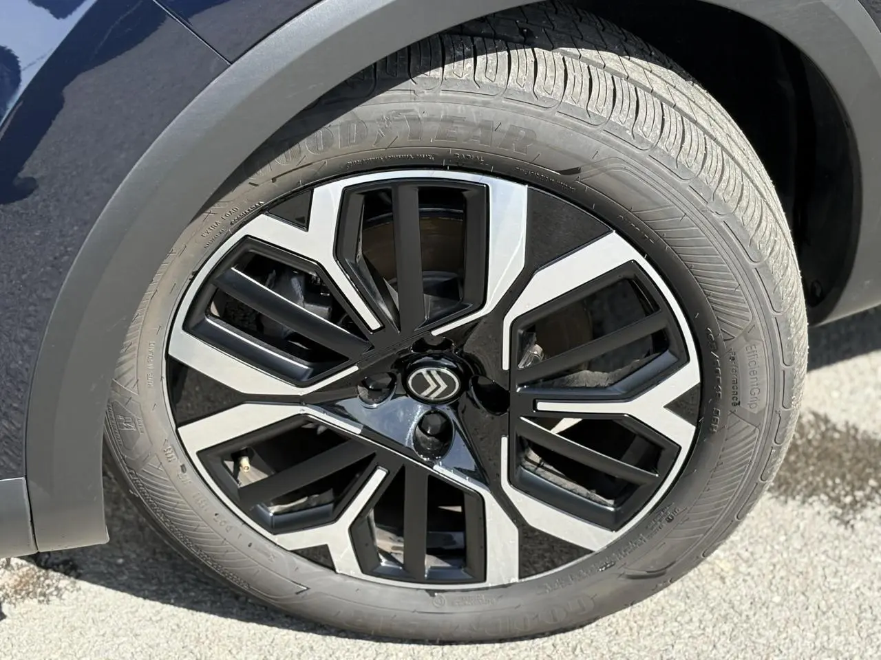 Gros plan sur la jante alliage 18'' diamantée noire et argentée du côté gauche d'une Citroën C4 Bleu Eclipse.