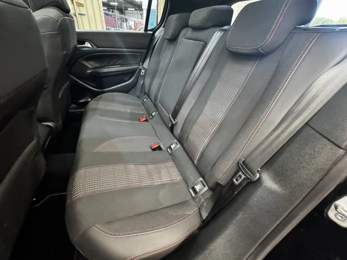 Vue intérieure côté droit sur la banquette arrière noire avec surpiqûres rouges de la Peugeot 308 GT Line 2018.
