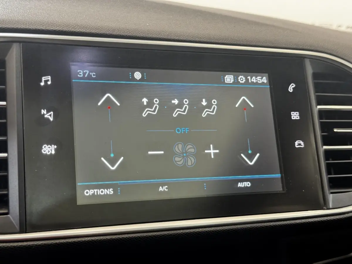 Écran tactile central de la Peugeot 308 GT Line 2018 affichant le réglage de la climatisation à 37°C.