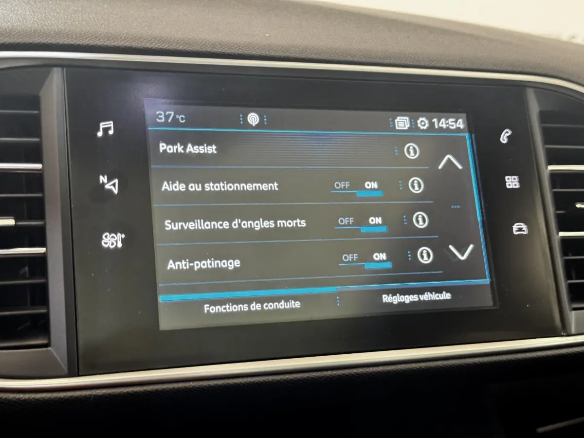Écran tactile central de la Peugeot 308 GT Line 2018 affichant les aides à la conduite activées.
