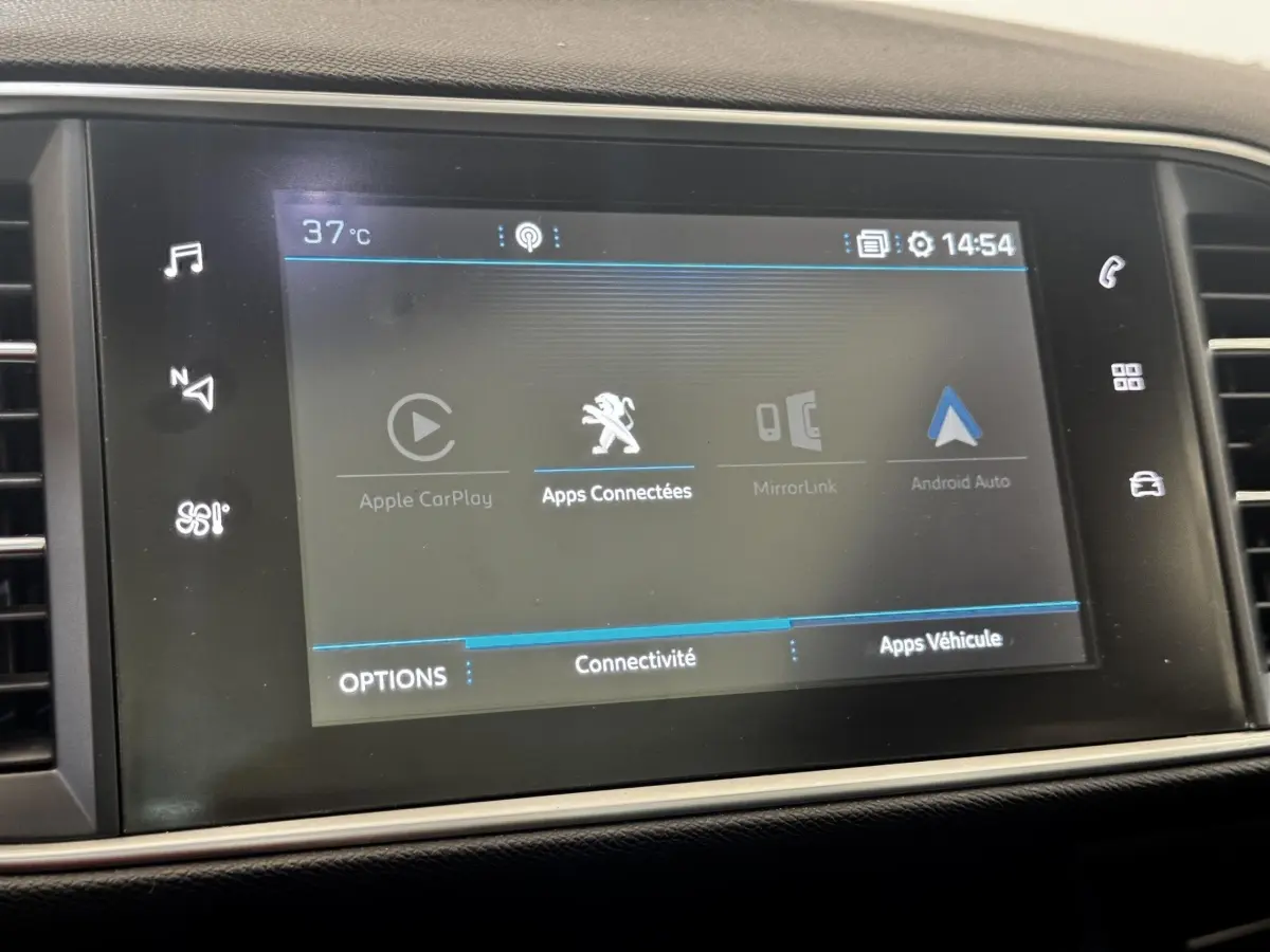 Écran tactile central de la Peugeot 308 GT Line 2018 affichant les options de connectivité Apple CarPlay et Android Auto.