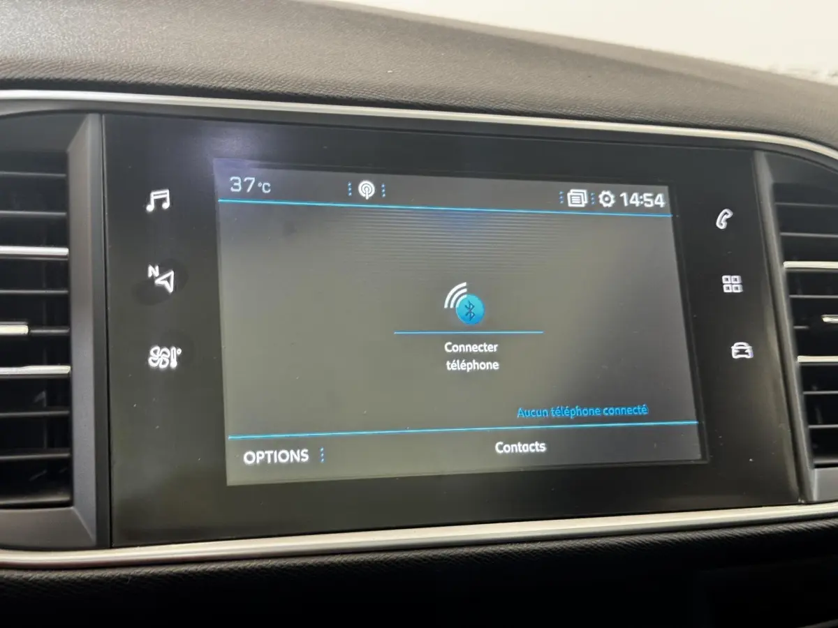 Écran tactile central de 9,7 pouces de la Peugeot 308 GT Line 2018 affichant la connexion Bluetooth téléphone.