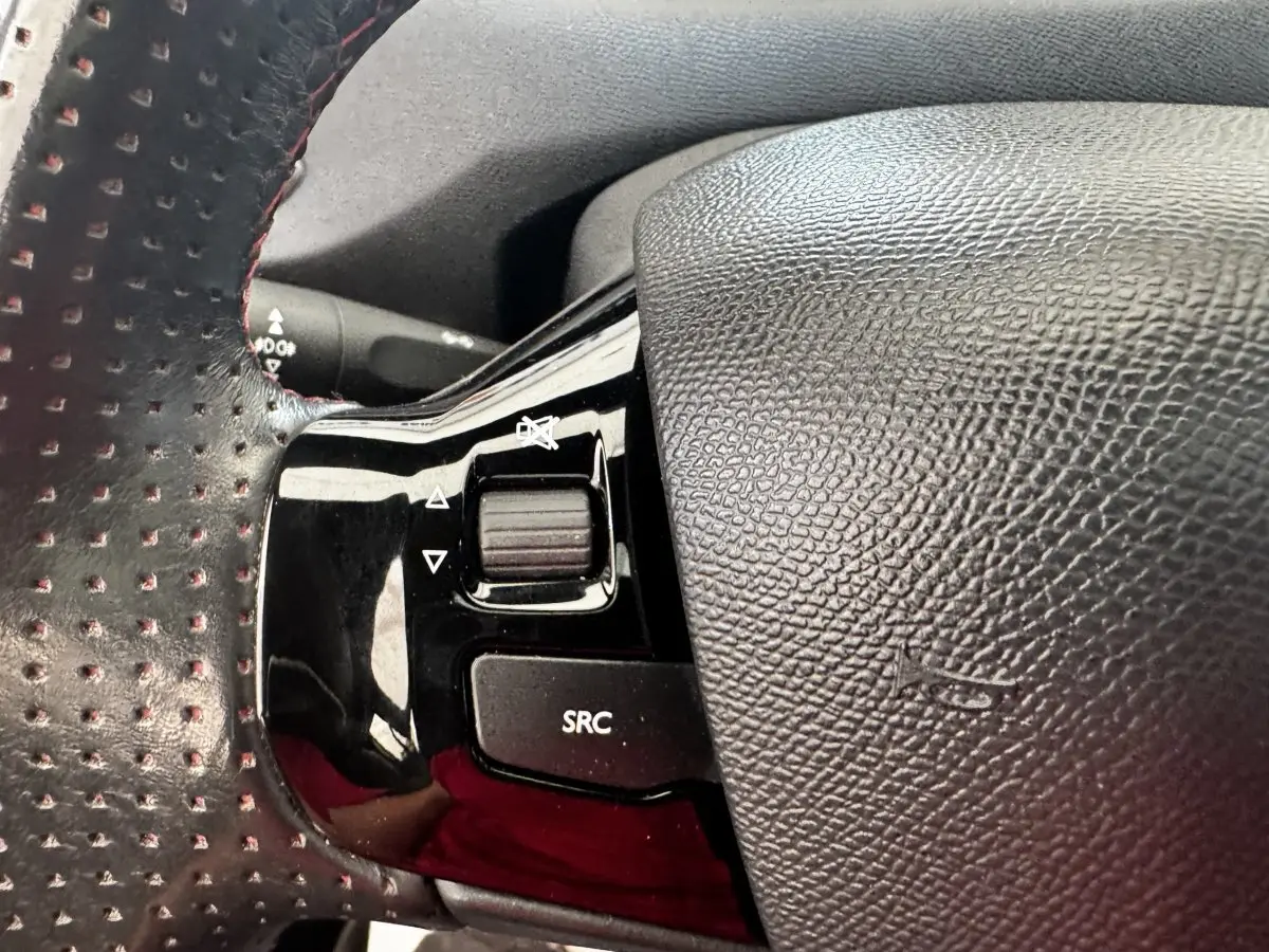 Gros plan sur les commandes gauche du volant cuir perforé de la Peugeot 308 GT Line 2018 noir.