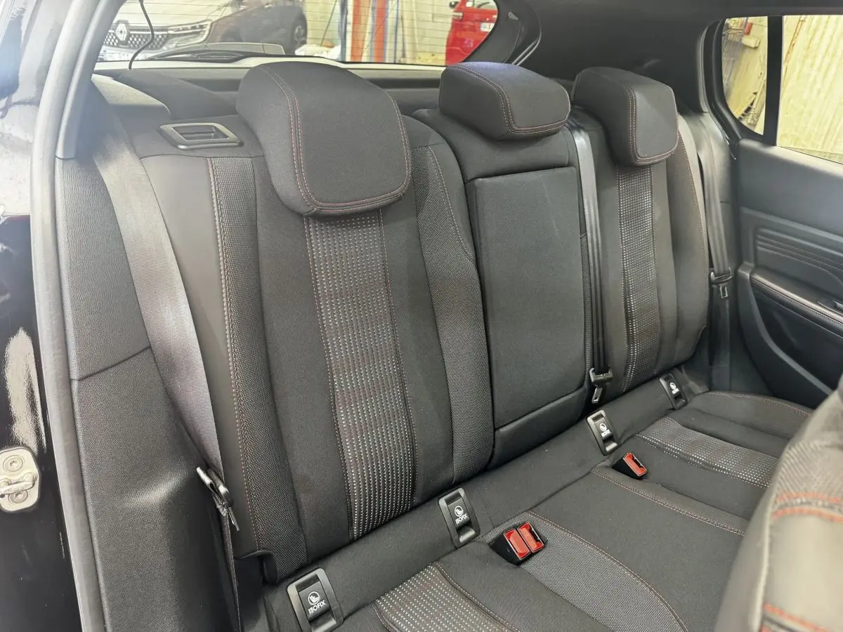Vue intérieure de la banquette arrière noire avec surpiqûres rouges du Peugeot 308 GT Line 2018, côté droit.