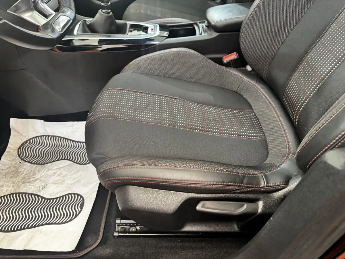 Gros plan sur le siège avant droit noir avec surpiqûres rouges de la Peugeot 308 GT Line 2018.