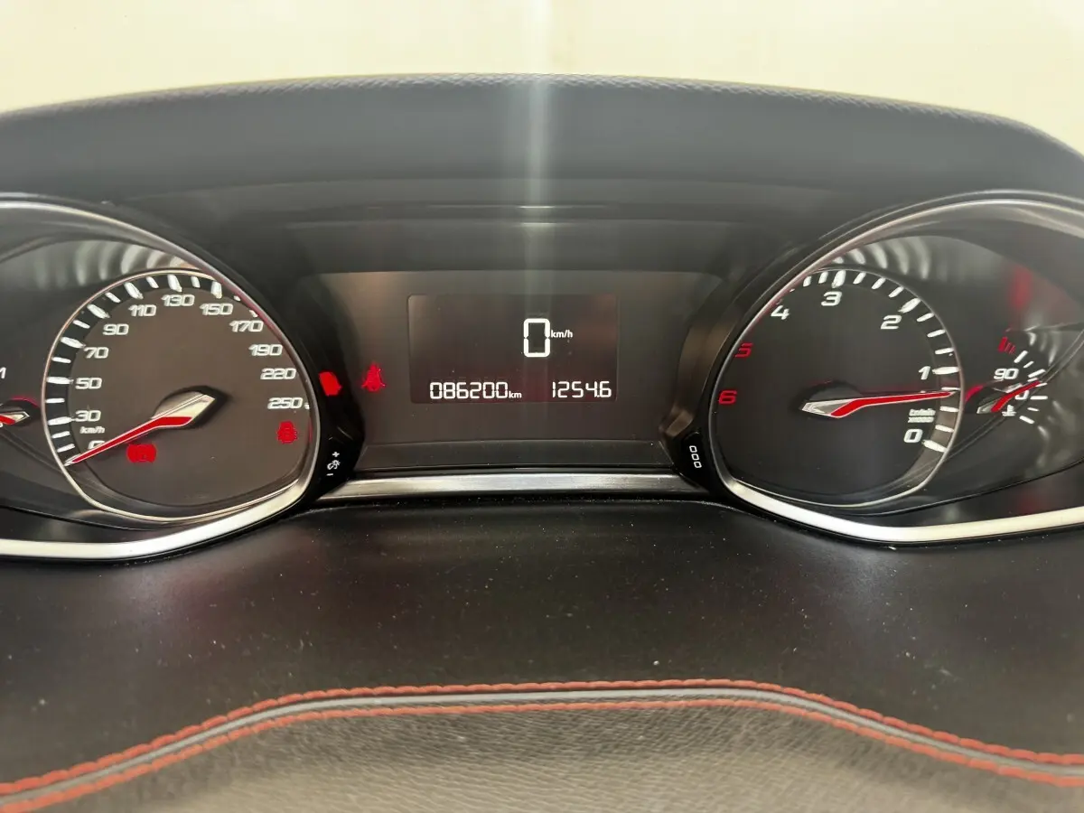 Vue rapprochée du tableau de bord de la Peugeot 308 noir, affichant le compteur et l'odomètre à 86 200 km.