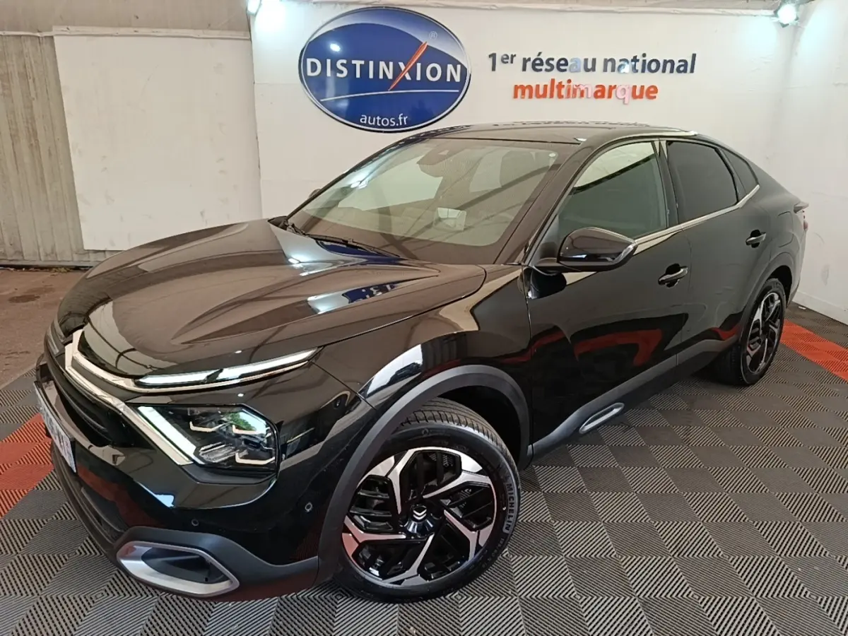 Citroën C4 X noir vue 3/4 avant droit, avec phares LED et jantes alliage distinctives.