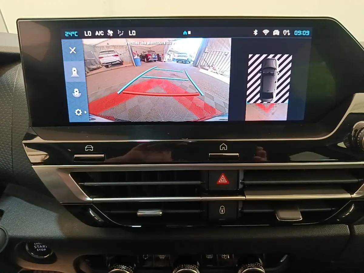 Écran tactile central affichant la caméra de recul et l'aide au stationnement du Citroën C4 X noir, vue intérieure frontale.