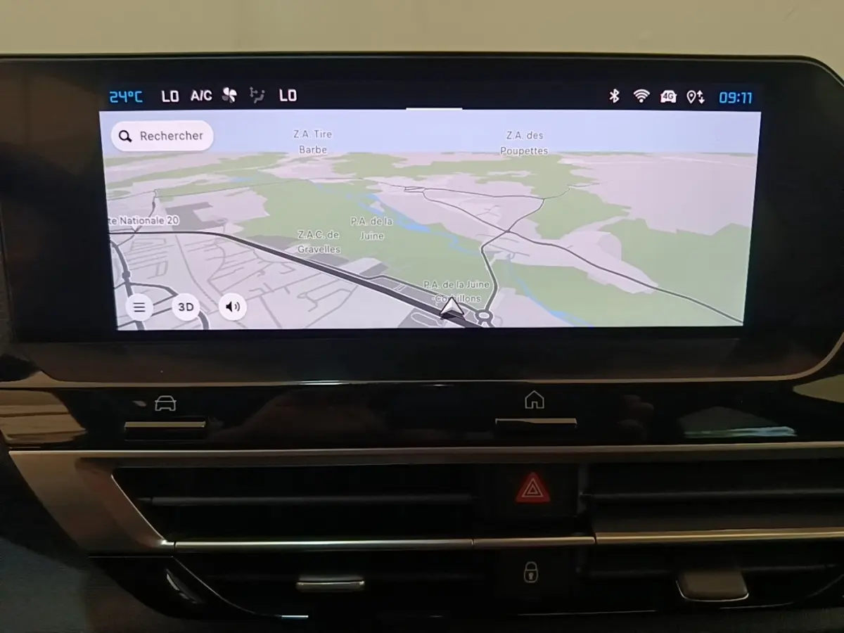 Écran tactile central affichant la navigation 3D dans l'habitacle du Citroën C4 X noir, vue de face.