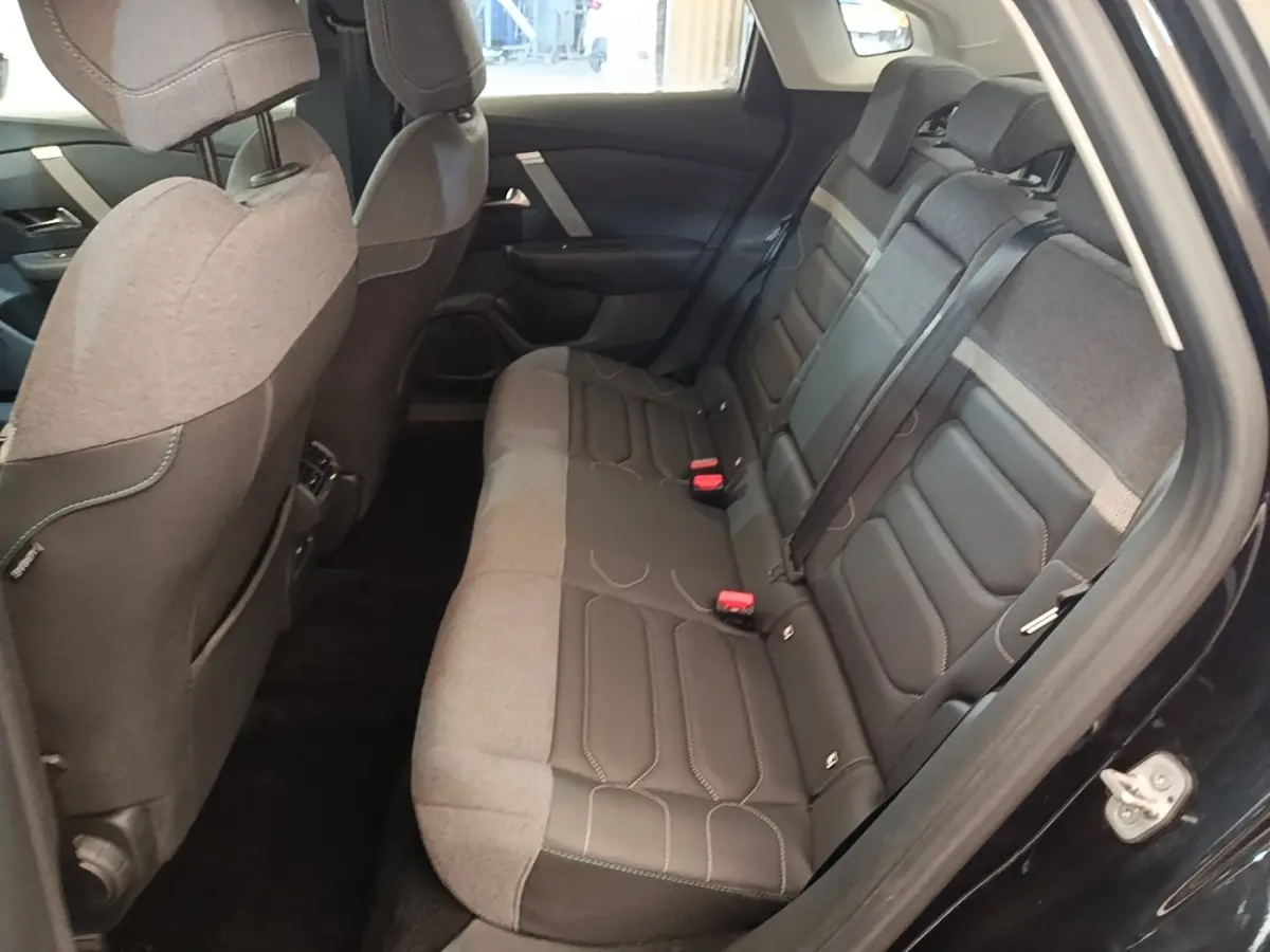 Vue intérieure côté droit des sièges arrière gris foncé et tissu mixte du Citroën C4 X PureTech 130 Shine 2023.