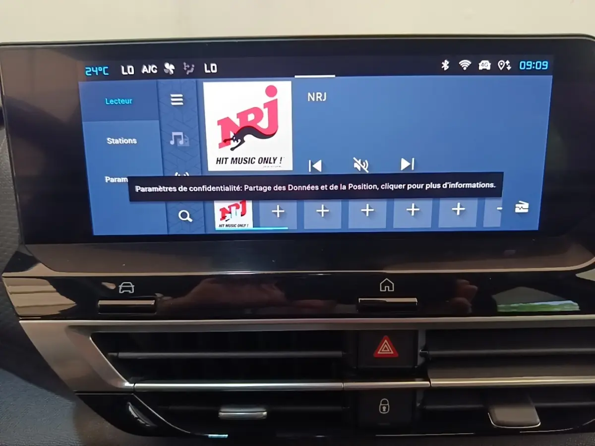 Écran tactile central de 10 pouces du tableau de bord du Citroën C4 X noir, affichant la radio NRJ.