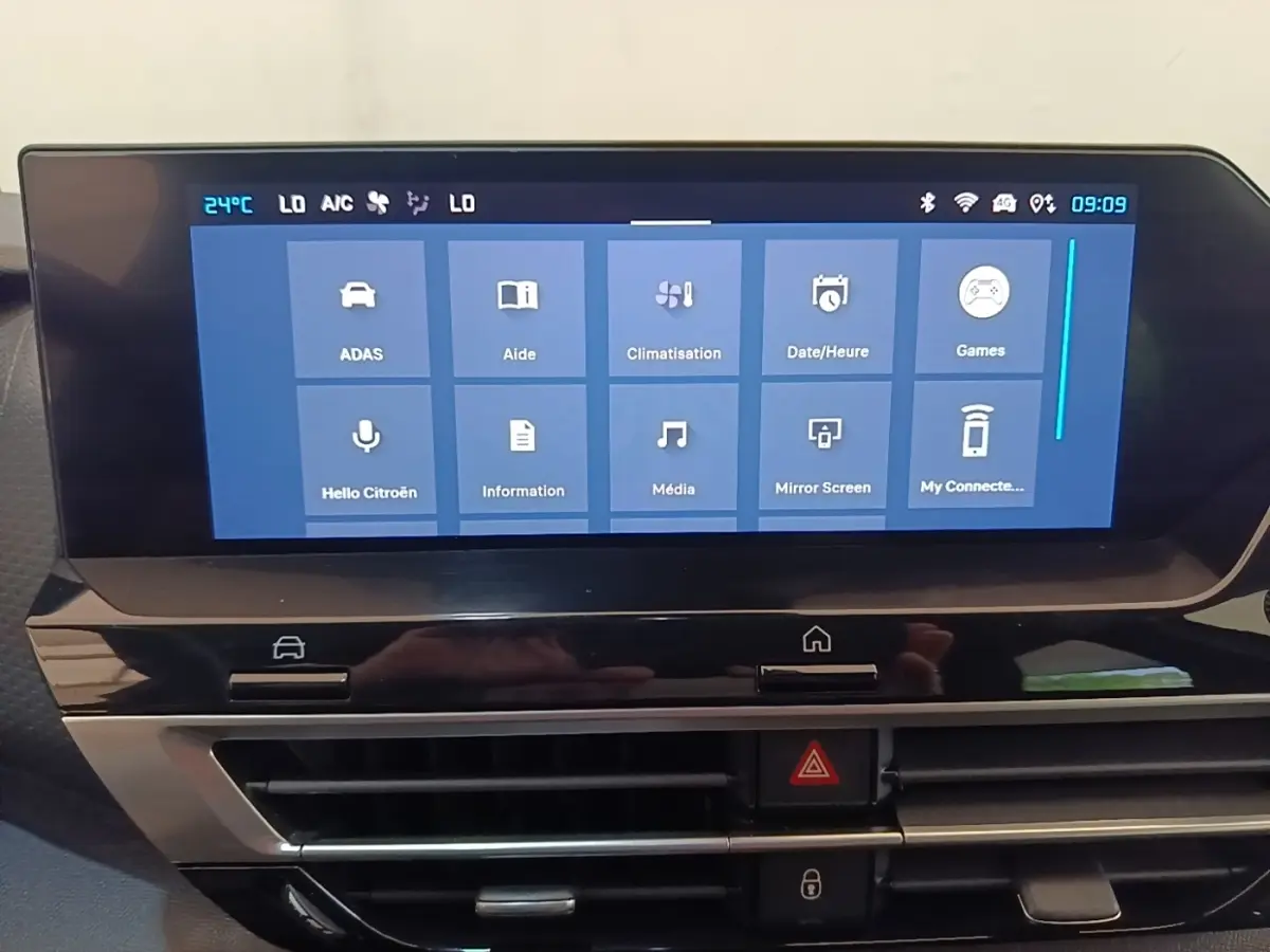 Écran tactile central affichant le menu multimédia dans l'habitacle du Citroën C4 X noir, vue de face.