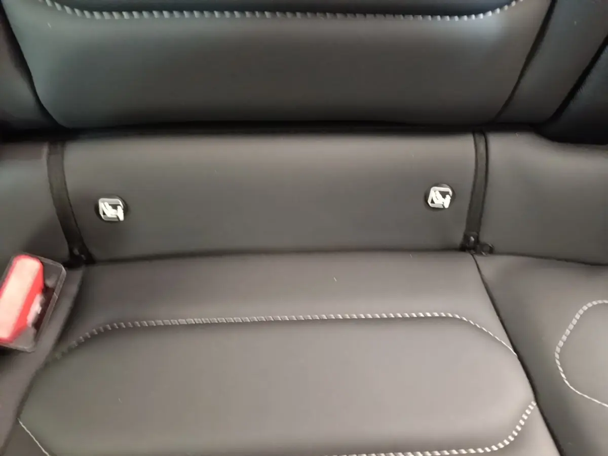 Gros plan sur la banquette arrière noire du Citroën C4 X 2023 avec fixation Isofix et surpiqûres contrastées.