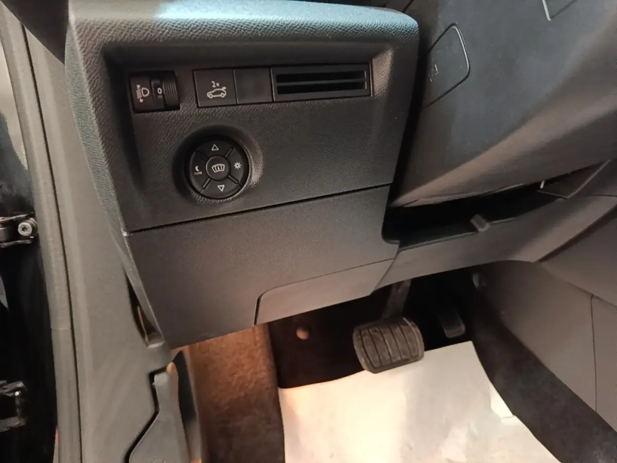 Détail du panneau de commande côté gauche sous le tableau de bord noir du Citroën C4 X PureTech 130 Shine 2023.