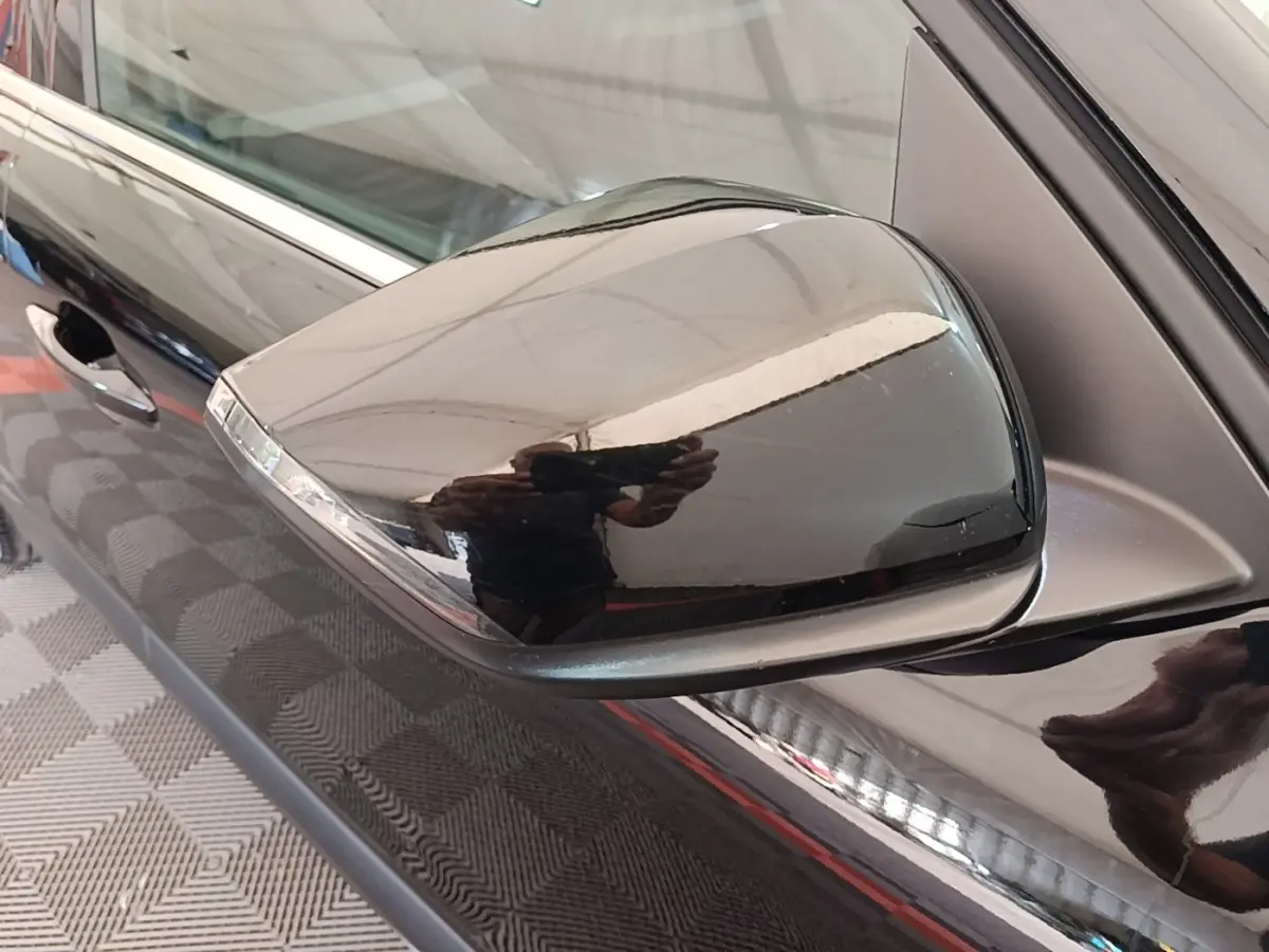 Rétroviseur côté gauche noir brillant de la Citroën C4 X PureTech 130 Shine, vue rapprochée sur la portière.