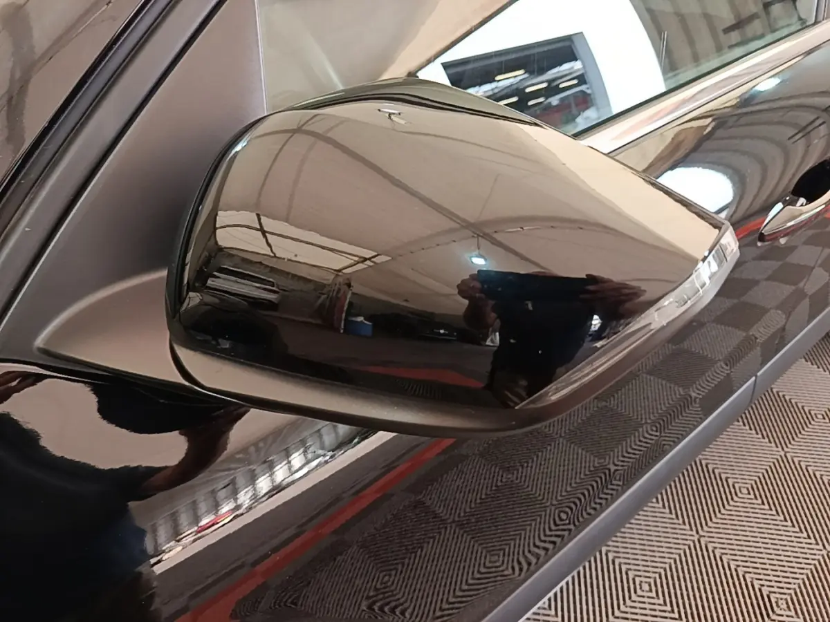 Rétroviseur côté gauche noir brillant du Citroën C4 X PureTech 130 Shine 2023, vue rapprochée en extérieur.