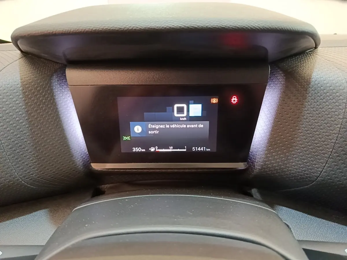 Affichage numérique du tableau de bord du Citroën C4 X PureTech 130, avec message d'arrêt et compteur kilométrique.