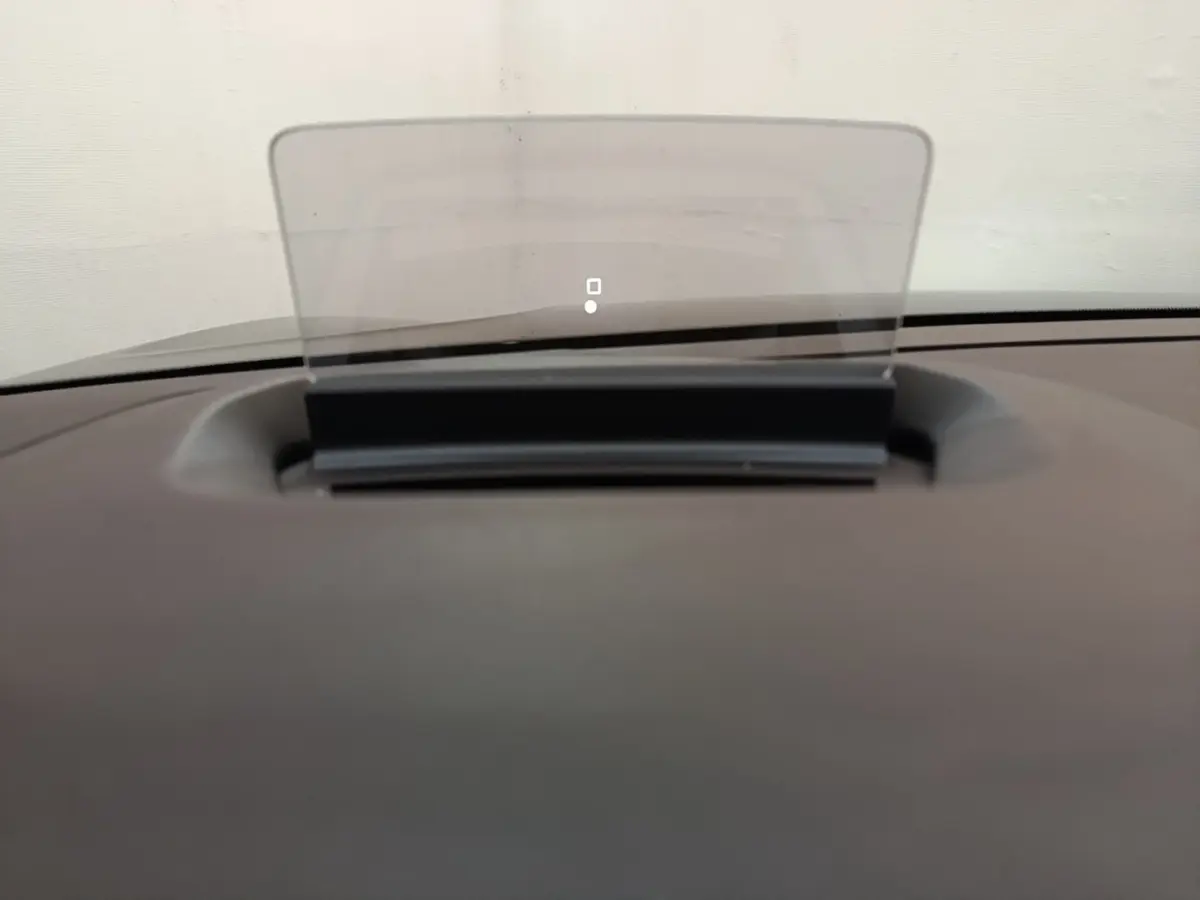 Affichage tête haute transparent sur le tableau de bord du Citroën C4 X noir, vue intérieure frontale.