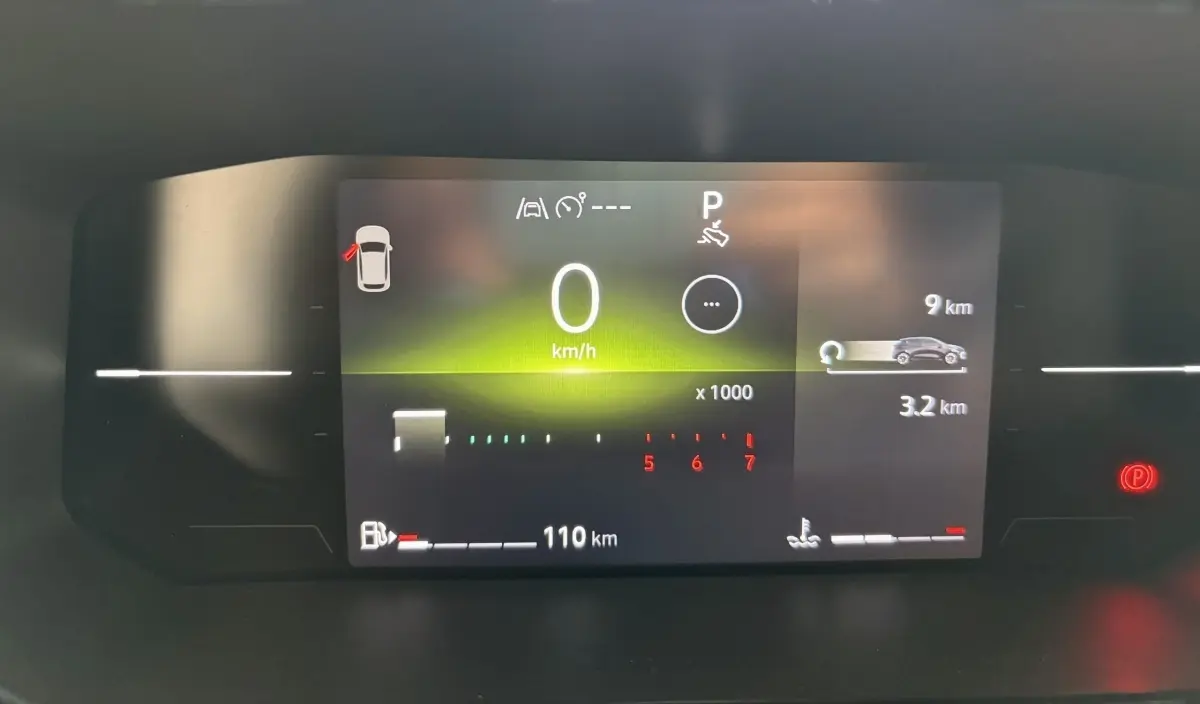 Tableau de bord numérique de Renault Clio 2026 affichant 0 km/h, 110 km d'autonomie essence et indicateur de porte ouverte.