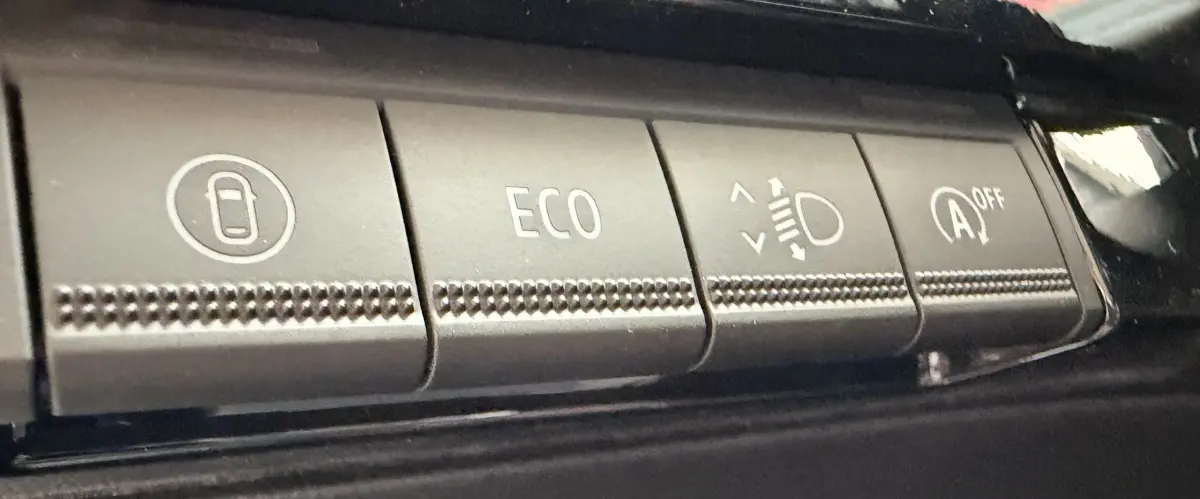 Gros plan sur les boutons de commande intérieurs d’une Renault Clio blanche 2026, version evolution TCe 115 ch.