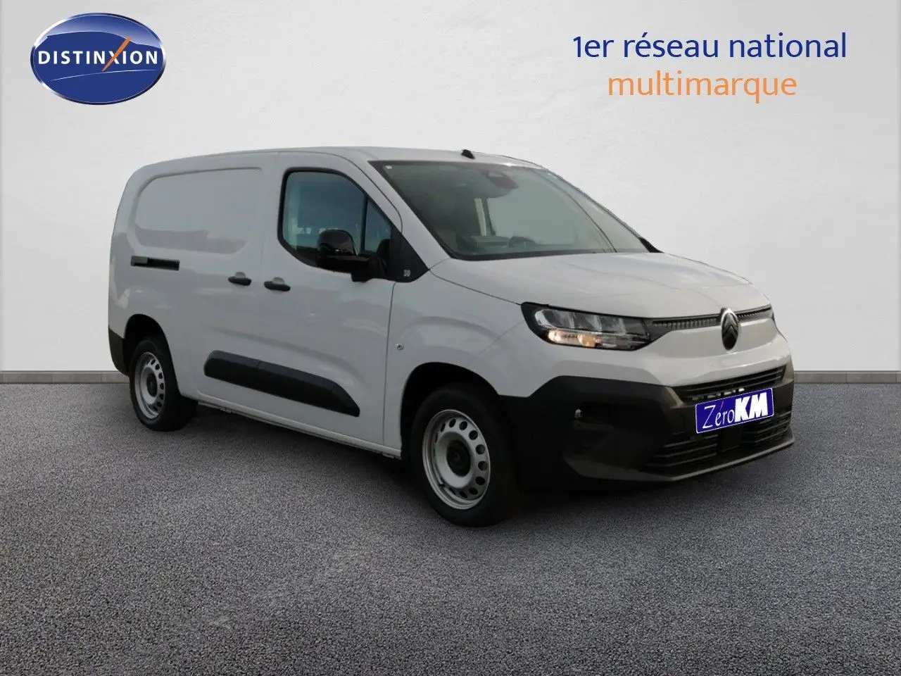 Vue 3/4 avant gauche d'un Citroën Berlingo XL blanc Icy avec protections noires et jantes acier.
