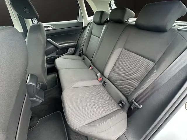 Vue latérale droite de l'intérieur arrière gris foncé de la Volkswagen Polo VI Lounge Business 2021 avec sièges tissu noir.