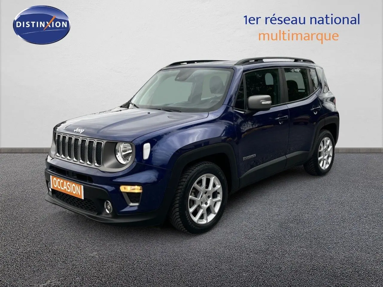 Jeep Renegade bleu en 3/4 avant droit, version Limited 1.0 essence 120ch, avec jantes argentées et feux allumés.