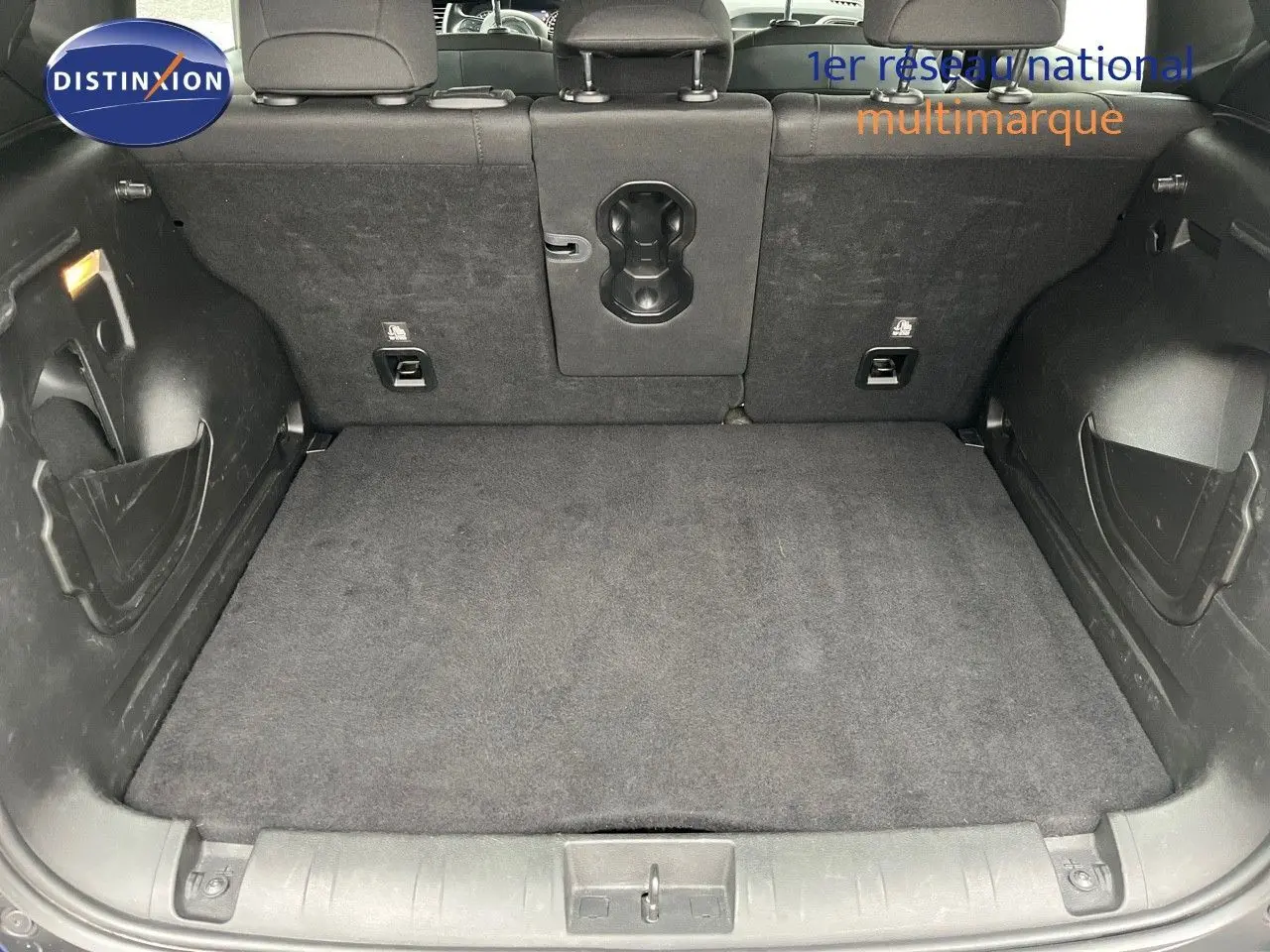 Coffre spacieux du Jeep Renegade bleu 2020, vue intérieure arrière avec banquette rabattable et finitions noires.