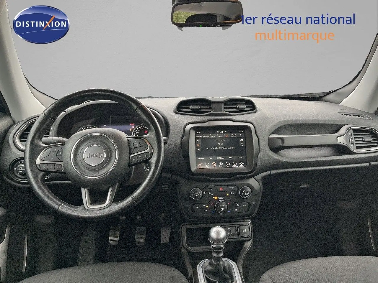 Intérieur du Jeep Renegade bleu 2020, vue frontale sur le tableau de bord et volant avec boîte manuelle.