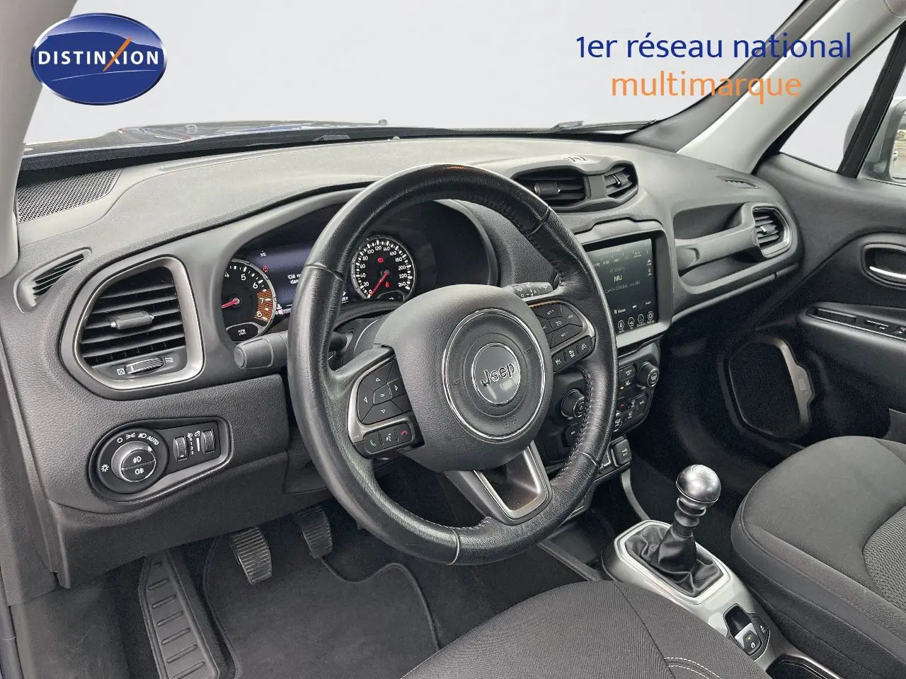 Intérieur du Jeep Renegade 2020 bleu, vue côté conducteur montrant le tableau de bord et la boîte manuelle.