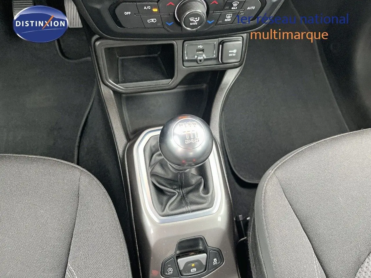 Le levier de vitesses manuel au centre de la console d'une Jeep Renegade bleue 2020, finition Limited.