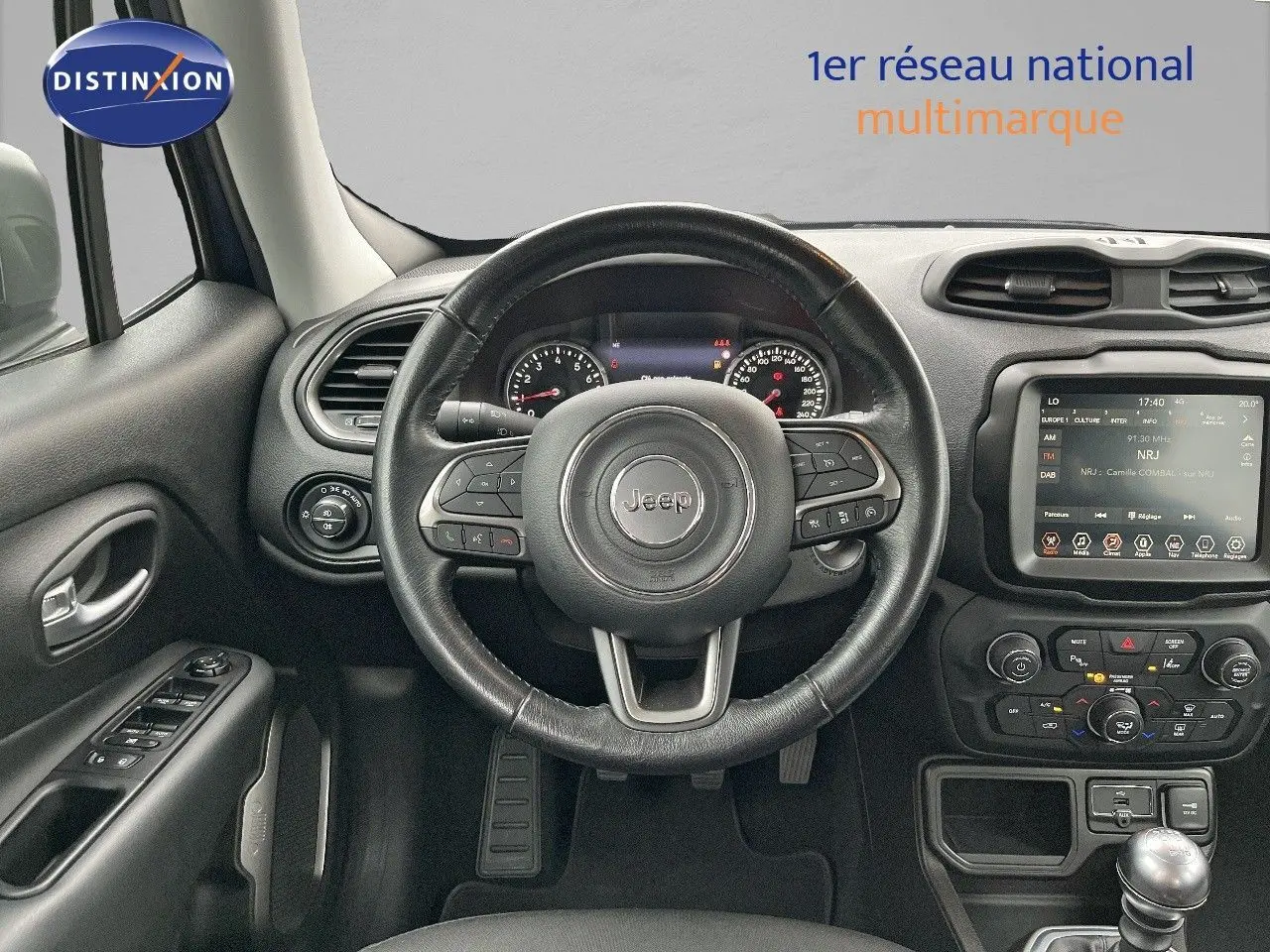 Vue intérieure centrée sur le volant et le tableau de bord du Jeep Renegade 2020 avec écran tactile et levier de vitesses.