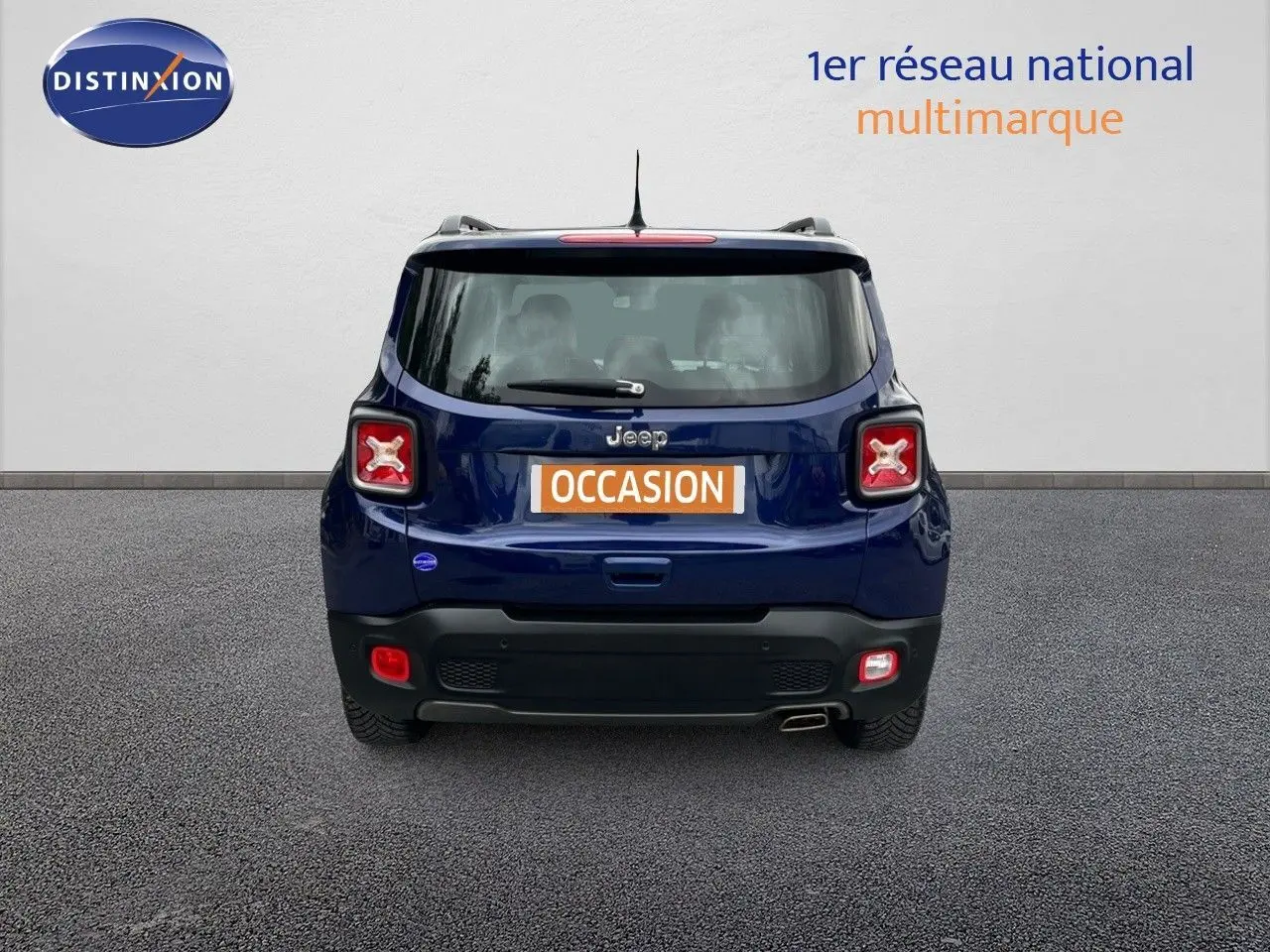 Vue arrière d'un Jeep Renegade bleu 2020 avec feux arrière distinctifs en forme de croix et plaque "OCCASION".