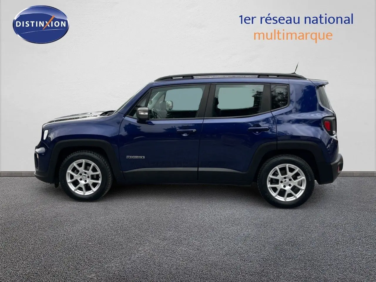 Jeep Renegade bleu en vue profil côté gauche, version Limited 2020 avec jantes argentées et toit noir.