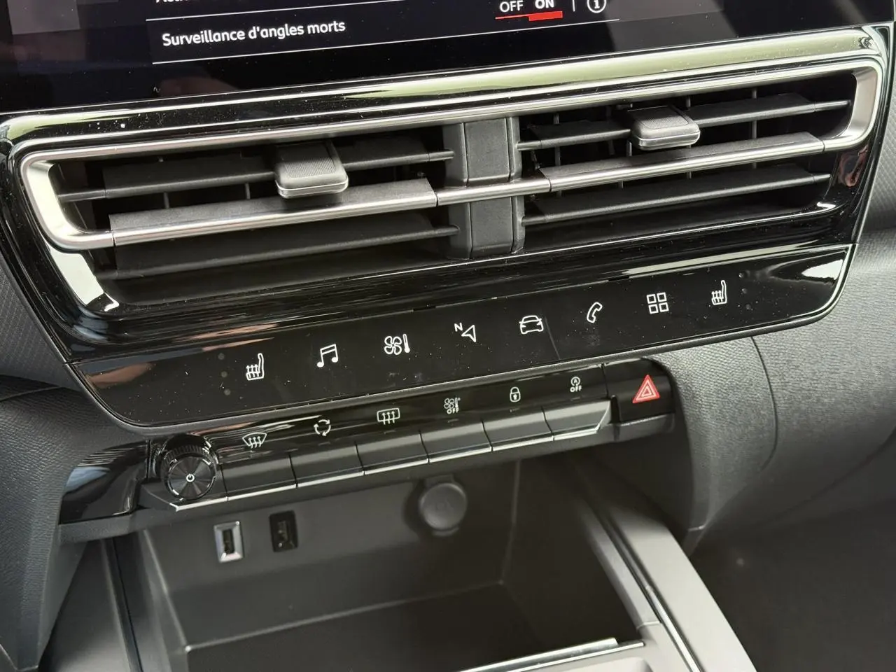 Détail de la console centrale noire du Citroën C5 Aircross Hybrid 2025 avec commandes tactiles et aérateurs horizontaux.