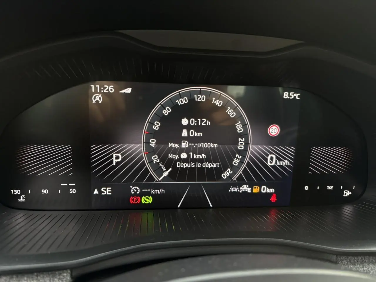 Affichage numérique du tableau de bord du Skoda Kamiq gris argent, montrant la vitesse, la température et les alertes.