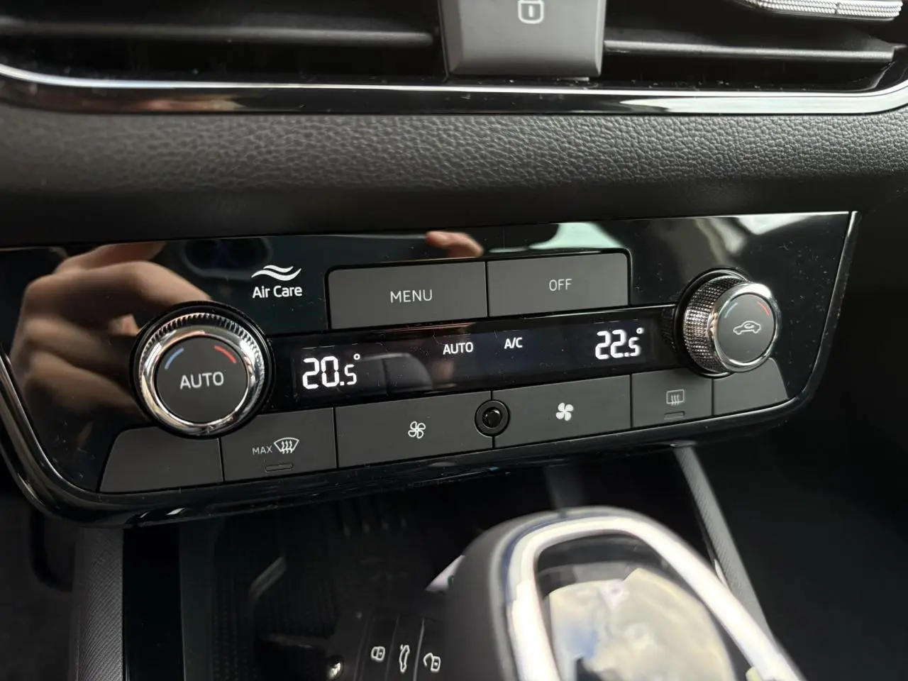 Détail de la console centrale du Skoda Kamiq 2025 avec climatisation automatique bi-zone et commandes tactiles noires.