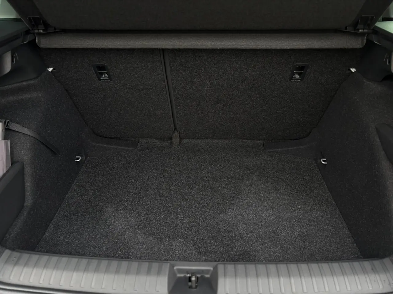 Coffre spacieux et tapissé en gris foncé du Skoda Kamiq TSI 116 DSG7 gris argent, vue intérieure arrière.